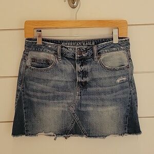 AMERICAN EAGLE OUTFITTERS size 4 distressed blue denim jean skirt